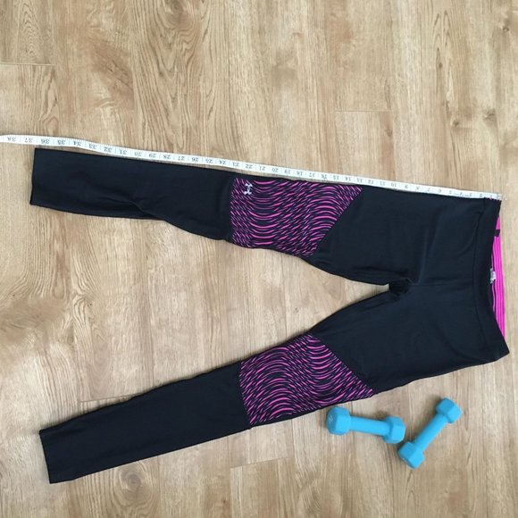 UNDER ARMOUR "Heatgear" Soft Leggings In Black with Hot Pink Design - Picture 7 of 7